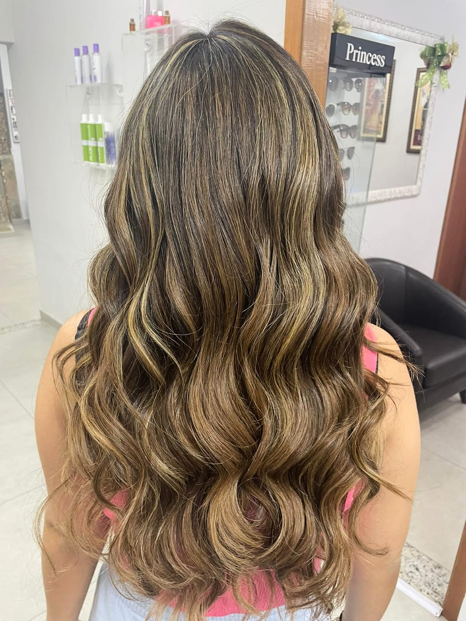 Luzes em cabelo longo com ondas — trabalho de Izabel Sousa