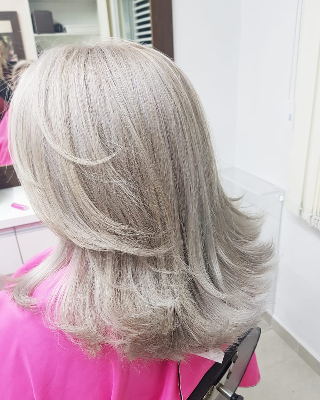 Loiro platinado em camadas com escova modelada — trabalho de Izabel Sousa