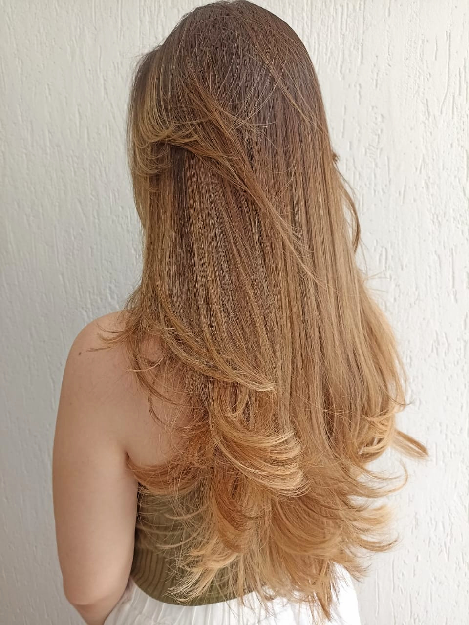 Cabelo longo em camadas com finalização — trabalho de Izabel Sousa