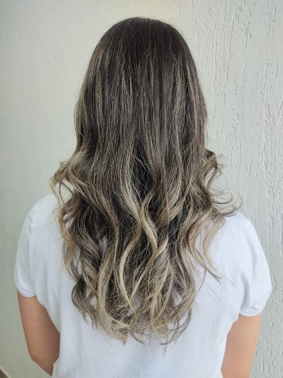 Mechas com contraste em cabelo ondulado — trabalho de Izabel Sousa
