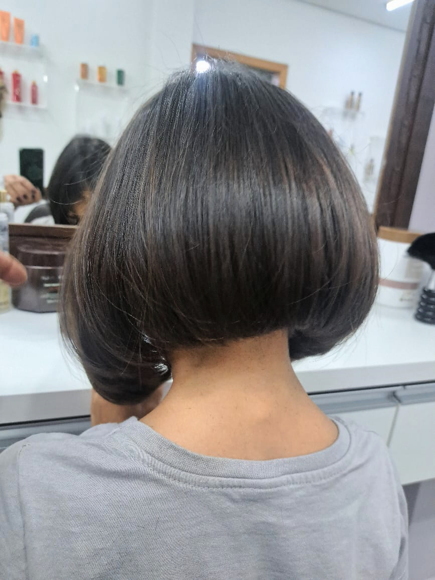Corte bob escuro com acabamento — trabalho de Izabel Sousa