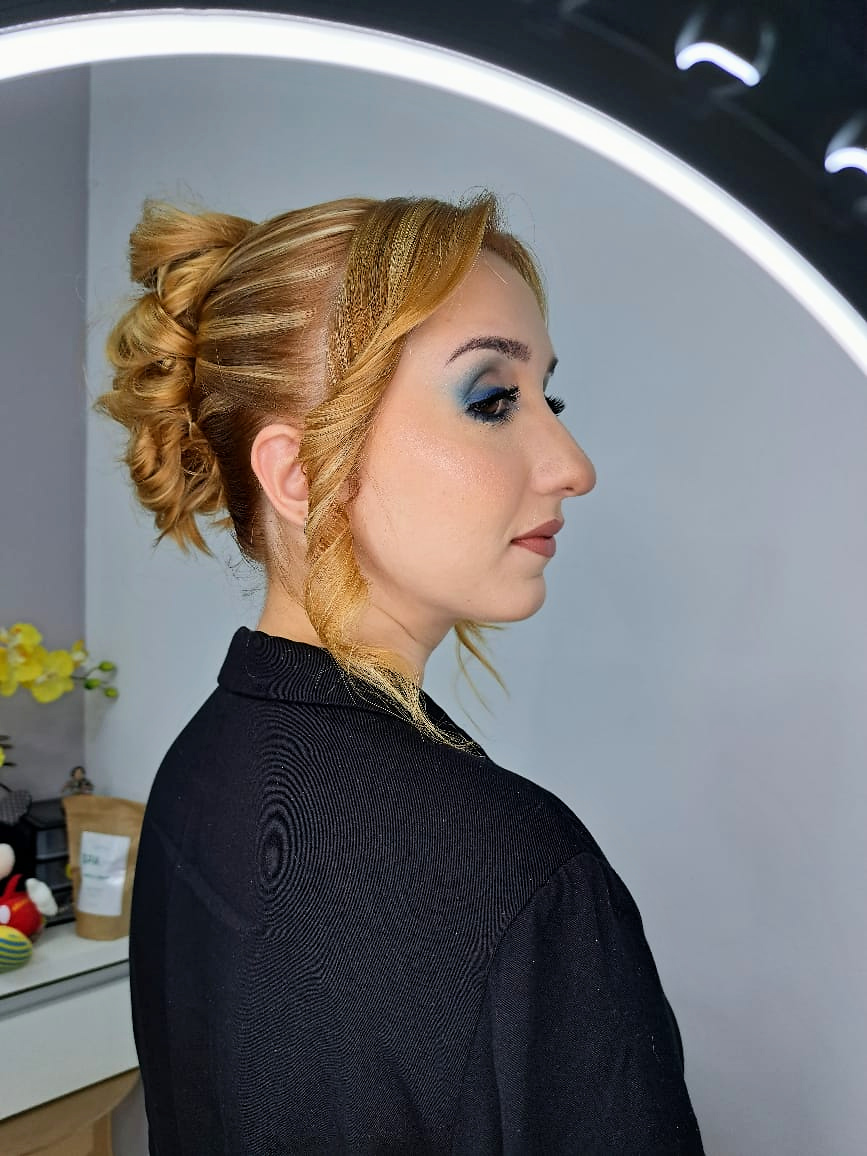 Penteado preso e maquiagem para evento